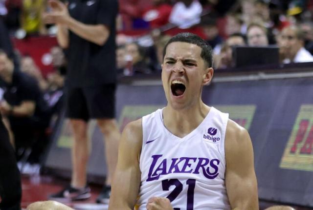 开云体育在线-5战三分30中17！湖人等来2米06神射手 佩总捡漏了